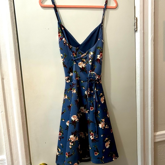 Blue crisscrossed back floral dress - Picture 2 of 5